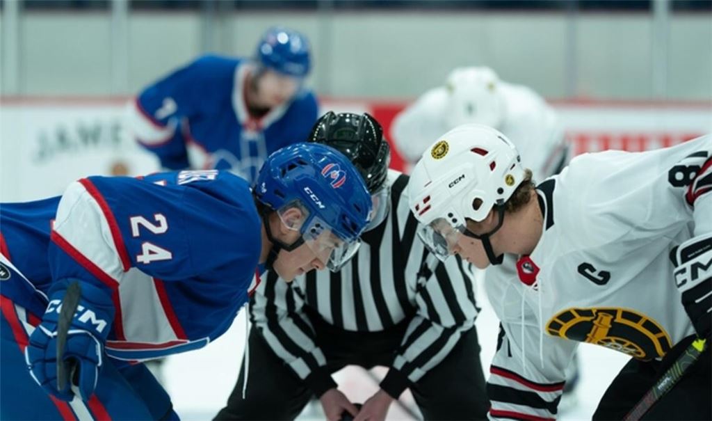 Hudson Williams (l.) und Connor Storrie (r.) sind in "Heated Rivalry" auf HBO Max zu sehen.