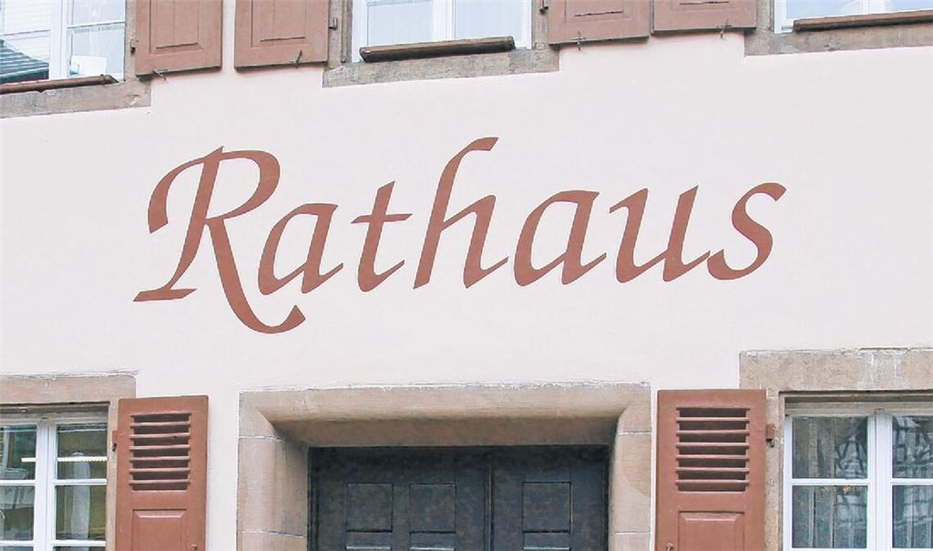 Hübsch anzusehen und in bester Lage beheimatet ist das Maulbronner Rathaus. Drei Bewerber wollen hier bisher die Nachfolge von Bürgermeister Andreas Felchle antreten. Foto: Archiv