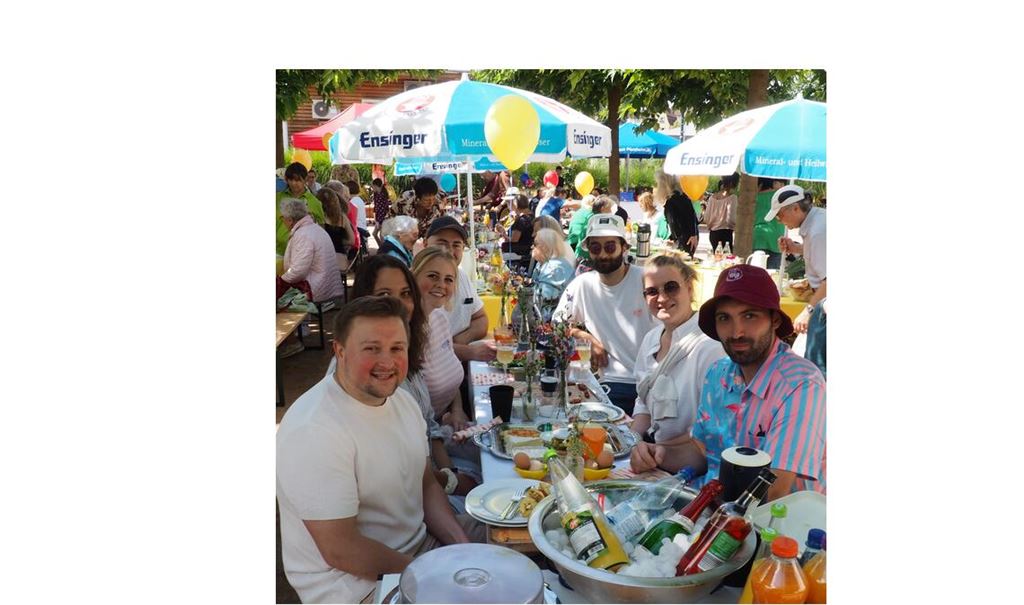 Hübsch gedeckte Tische bieten alles, was das Frühstücksherz begehrt, und sorgen bei den zahlreichen Besucherinnen und Besuchern für fröhliche Gesichter. Fotos: Müller
