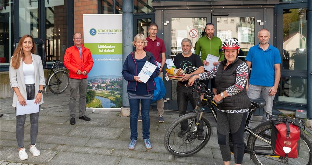 Hülya Oduncu, die im Mühlacker Rathaus das Thema nachhaltige Mobilität betreut, überreicht gemeinsam mit Winfried Abicht die Preise an Sabine Ludwig, Edgar Langenstein, Günter Straub, Philipp Knüppel und Gabriele Kreeb (v.li.). Foto: Fotomoment