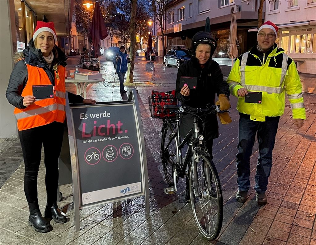 Hülya Oduncu und Jörg Soulier von der Stadtverwaltung überraschen als Nikoläuse mit Sinn für Verkehrssicherheit die Fahrradfahrer in der Fußgängerzone. Foto: privat