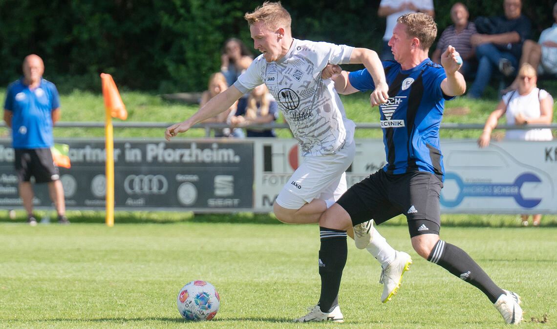 Hürde genommen: Marvin John (im weißen Trikot) und der FC Viktoria Enzberg stehen nach dem Sieg gegen Kieselbronn wieder an der Tabellenspitze. Foto: Fotomoment