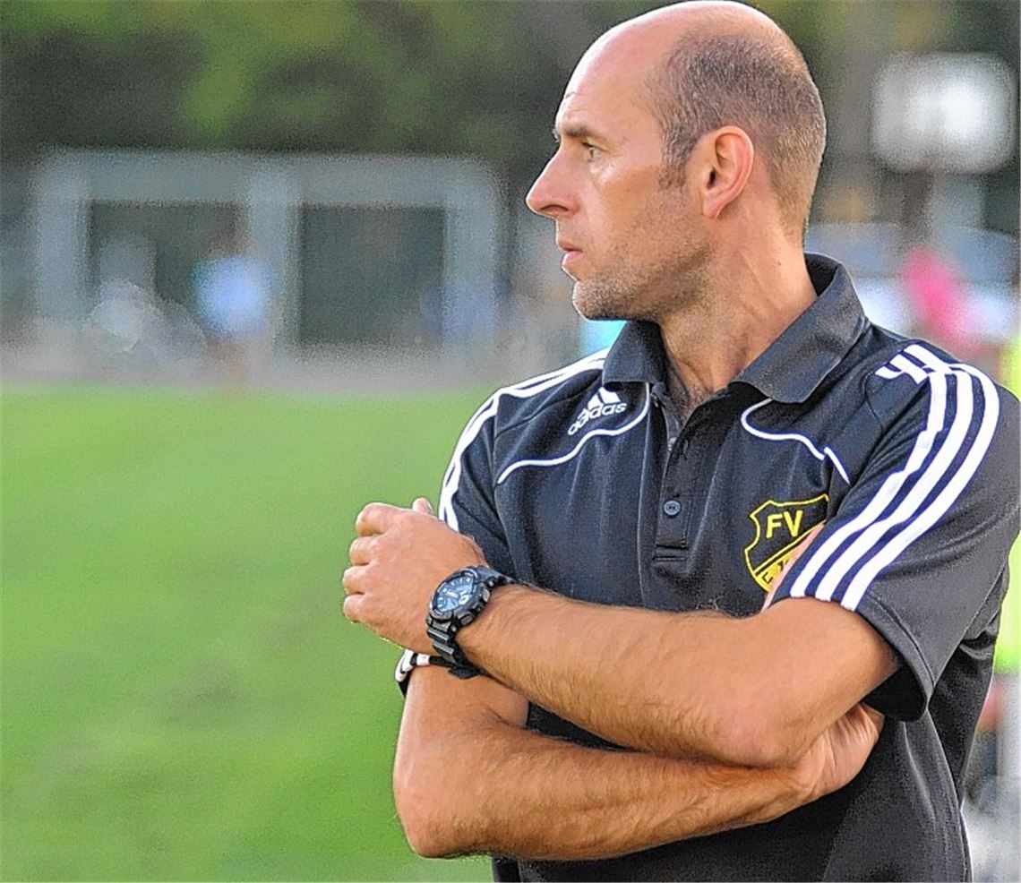 Hüsnü Gür und der FV Lienzingen unter Erfolgsdruck: Wenn man dem Spitzenreiter Königsbach auf den Fersen bleiben will, darf man sich keinen Punktverlust mehr erlauben. Foto: Fotomoment