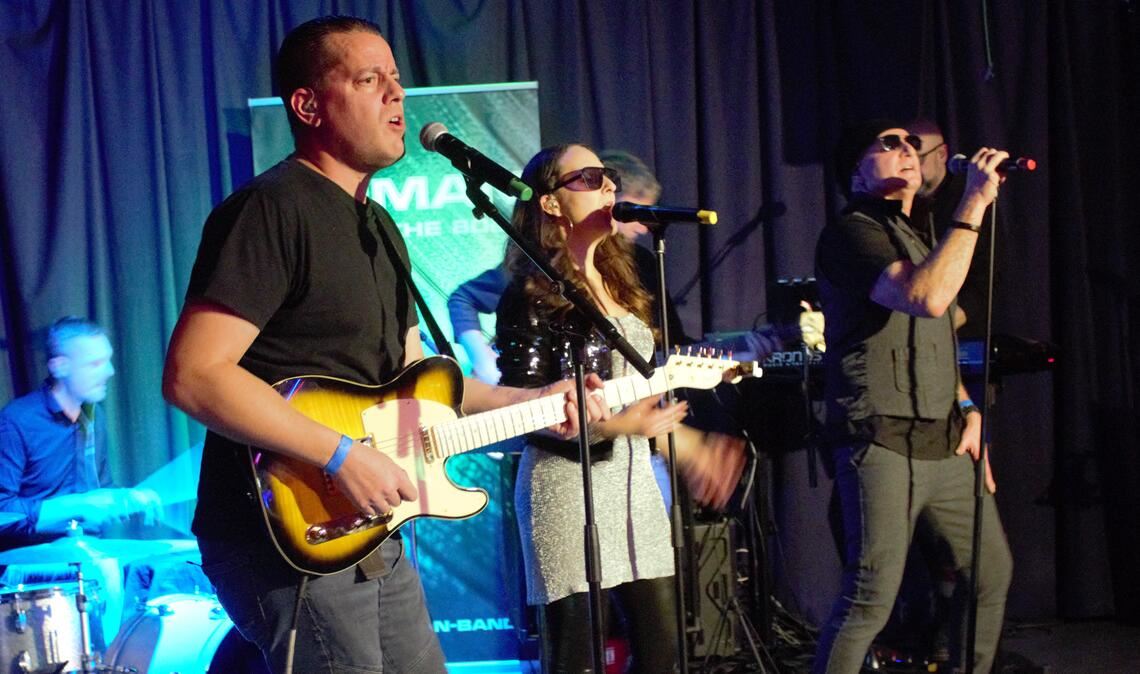 Human verströmt in Maulbronn beim besonderen Doppelkonzert jede Menge positive Energie. Fotos: Gießler