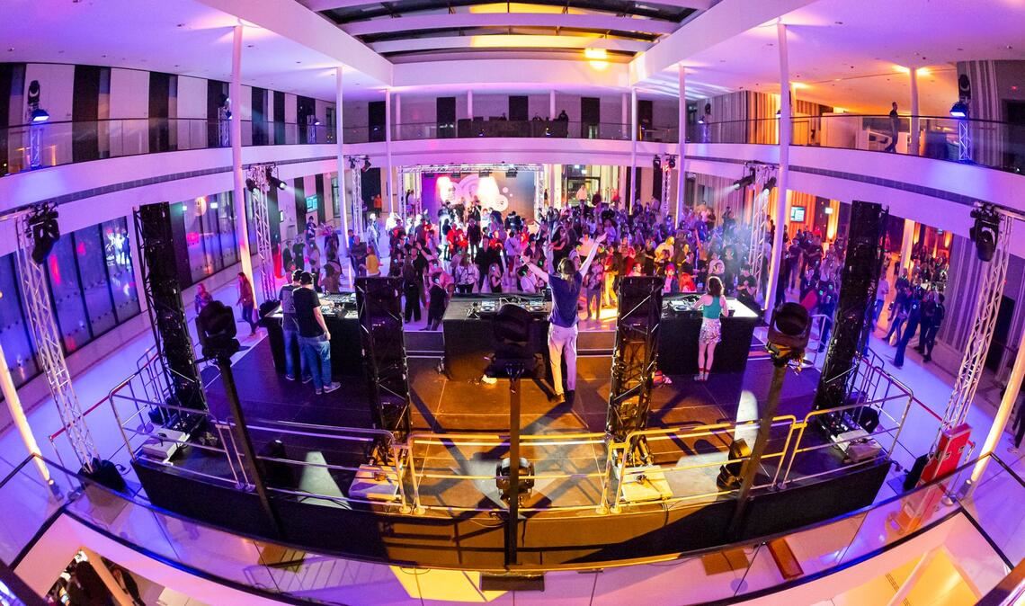 Hunderte Partygäste haben in Niedersachsens Landtag gefeiert.