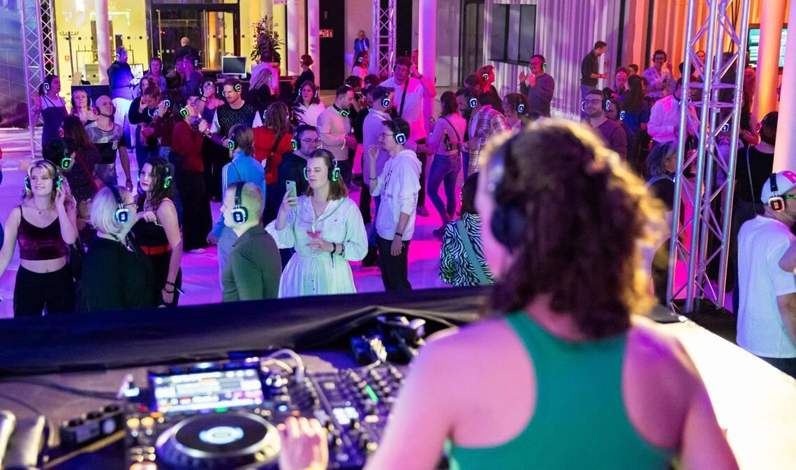 Hunderte Partygäste haben in Niedersachsens Landtag gefeiert.