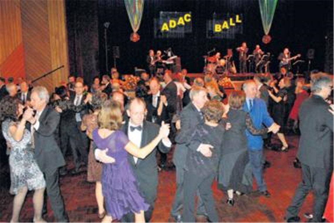 Hunderte Tanzbegeisterte lassen sich bei der 41. Auflage des ADAC-Balls im Mühlehof von der Showband Eurostars den Takt vorgeben.
Foto: Stahlfeld
