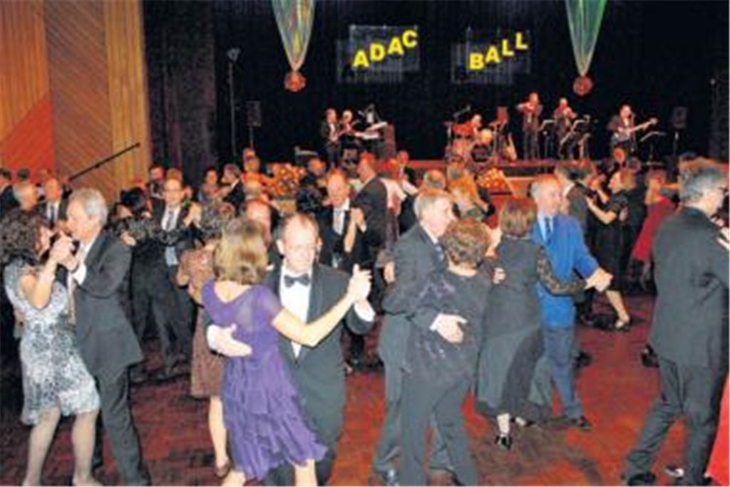 Hunderte Tanzbegeisterte lassen sich bei der 41. Auflage des ADAC-Balls im Mühlehof von der Showband Eurostars den Takt vorgeben.
Foto: Stahlfeld