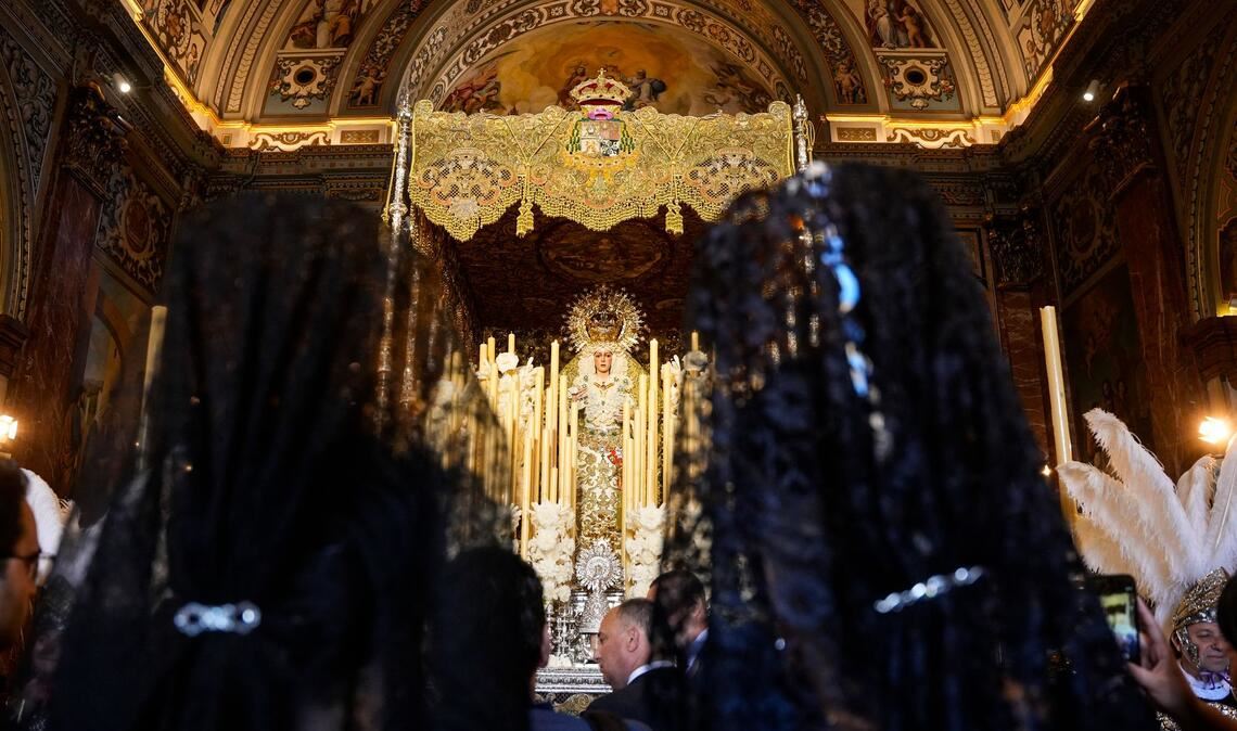 Hunderttausende säumen die bei den traditionsreichen Osterprozessionen in Spanien die Straßen, Millionen verfolgen die Umzüge am heimischen Fernseher.