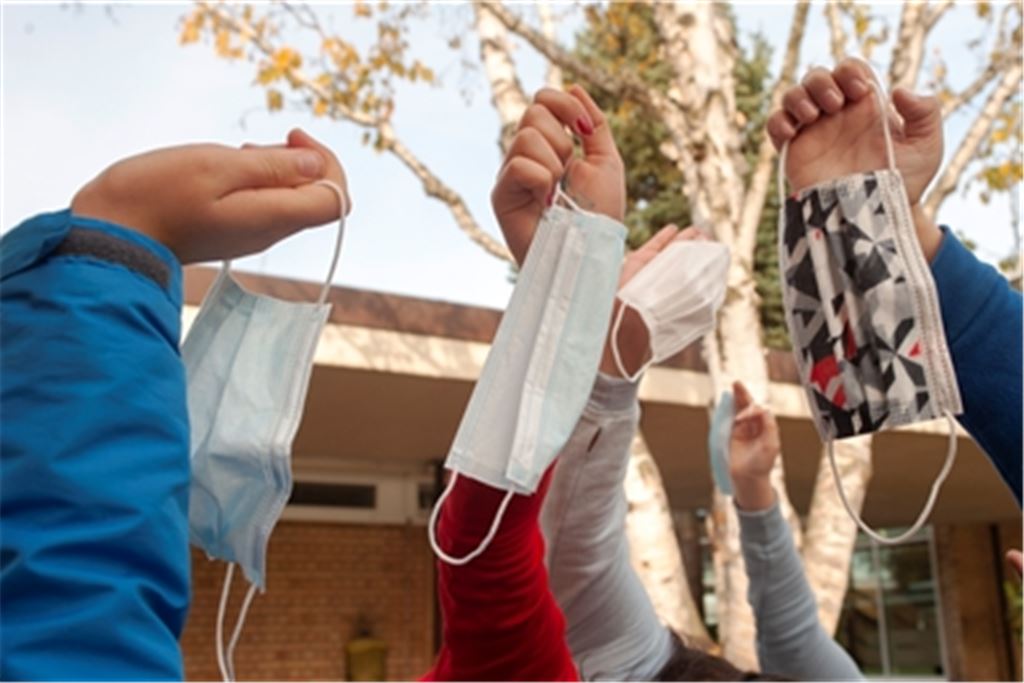 Hurra! Schüler der Gemeinschaftsschule Illingen-Maulbronn freuen sich über die neue Lockerung der Maskenpflicht. Foto: Fotomoment