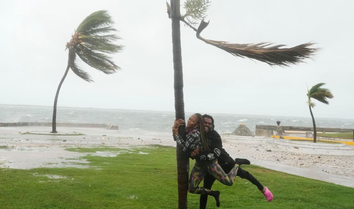 Hurrikan "Melissa" - Jamaika: Ein Paar scherzt an der Küste in Kingston, Jamaika, während sich Hurrikan Melissa nähert.