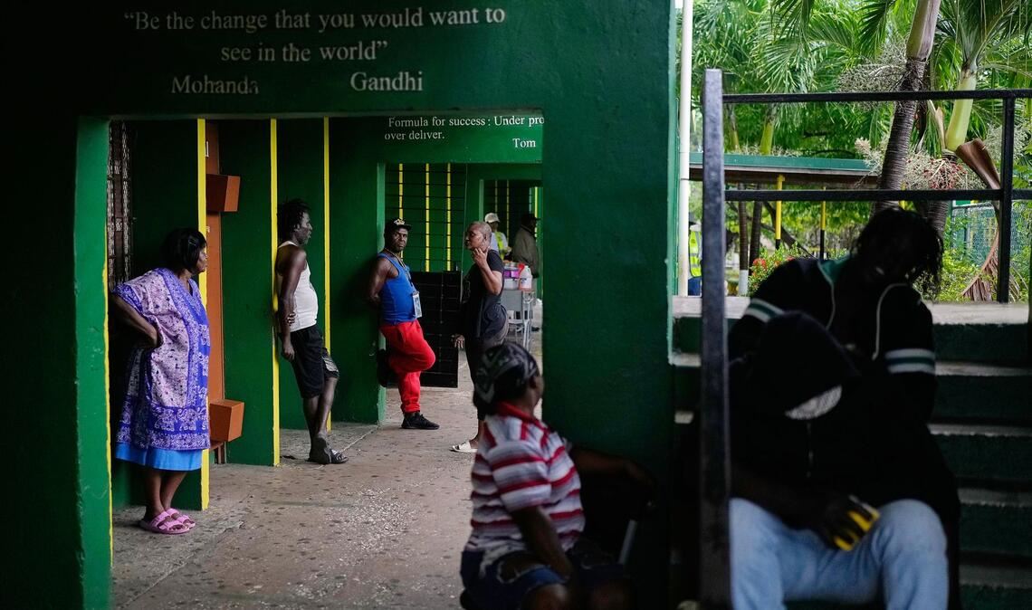 Hurrikan "Melissa" - Menschen suchen Schutz in Schulen auf Jamaika