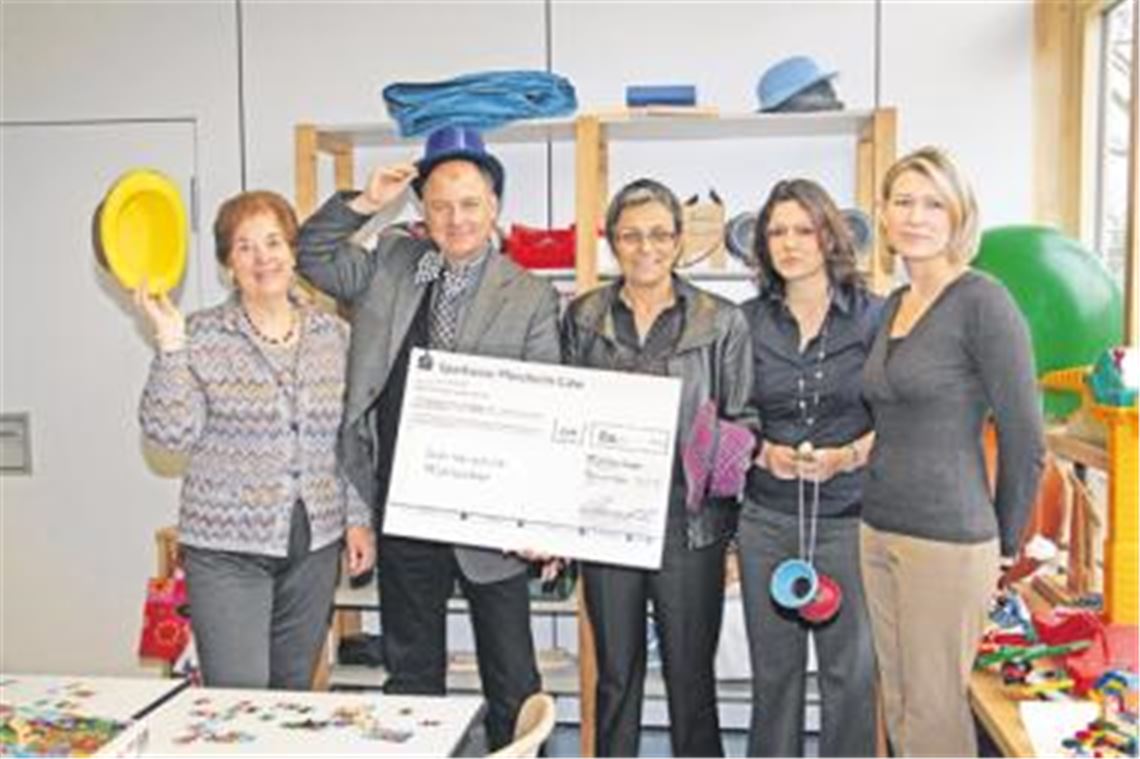 Hut ab! Die Theater-AG der Schiller-Ganztagsgrundschule plant ihre ersten Auftritte. Finanzielle Unterstützung in Form einer 700-Euro-Spende aus der Glücksrad-Aktion steuert unsere Zeitung bei. Brigitte Wetzel (v. li.) und Michael Knodel überreichen den symbolischen Spendenscheck an Waltraud Schellenberger-Hagenbucher, Claudia Bahmer und Lidia Kirschner. Foto: Becker