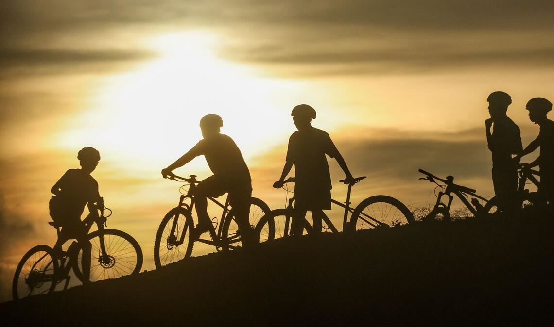 I want to ride my bicycle. Radfahrer machen eine Pause im Licht der Abendsonne auf den Philippinen.