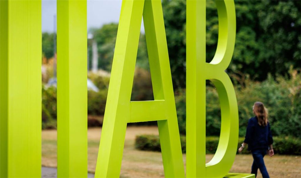 IAB-Experte Weber regt eine Entlastung der Unternehmen an.