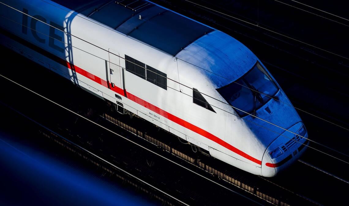 ICE und IC fahren mit grünem Strom, Nahverkehrszüge werden teilweise noch mit Diesel getankt.