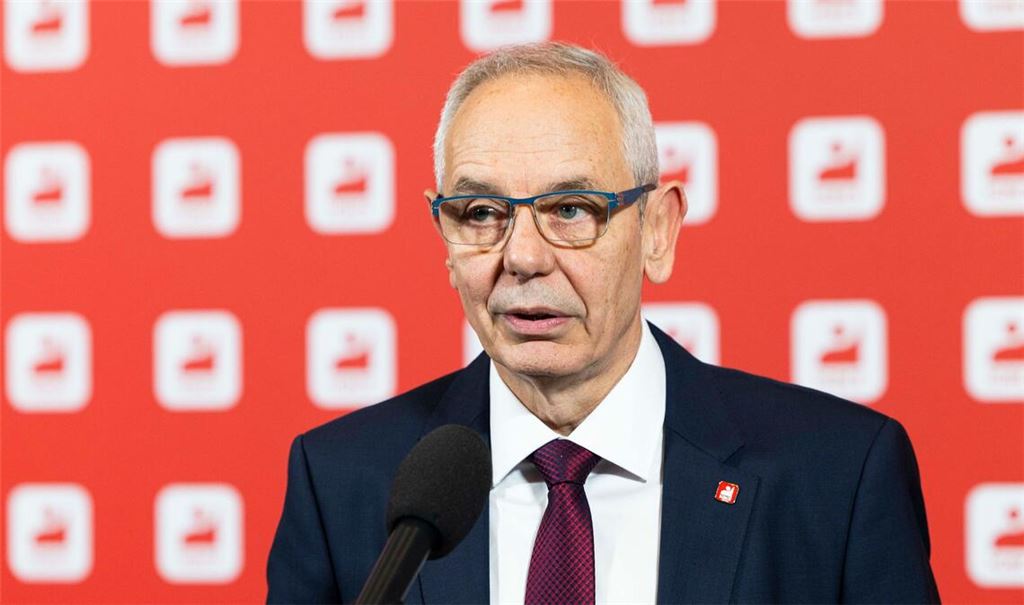 IG-BCE-Chef Michael Vassiliadis warnt vor einem Kahlschlag, etwa in der Chemieindustrie (Archivbild)