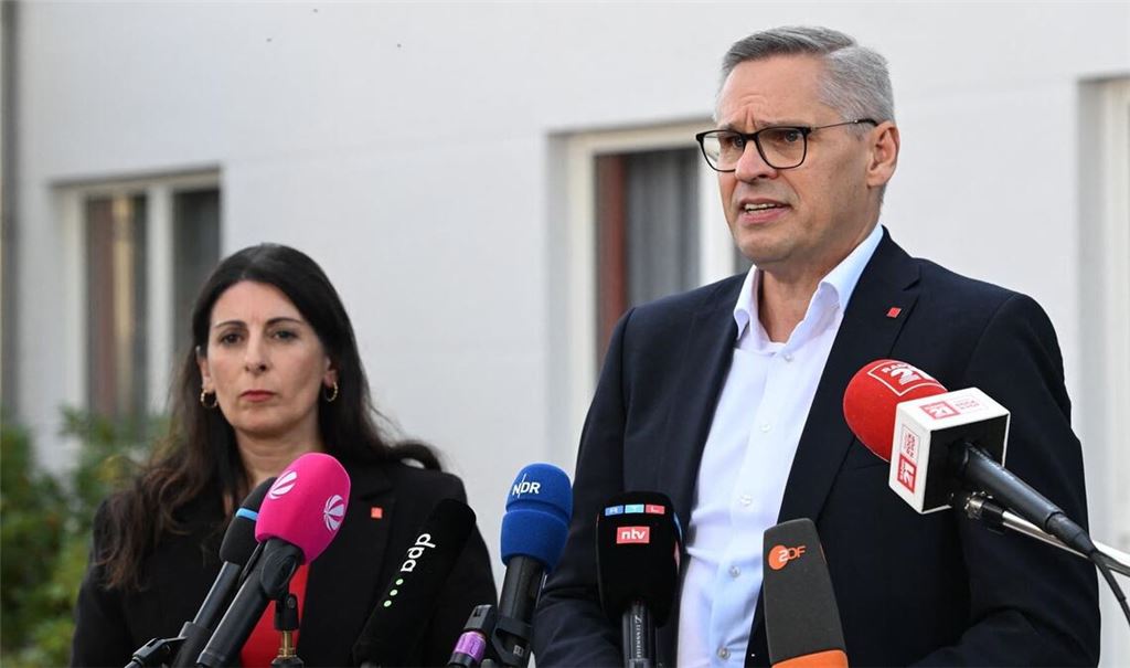 IG-Metall-Bezirksleiter Gröger und VW-Betriebsratschefin Cavallo zeigten sich nach dem Gespräch «enttäuscht und wütend».