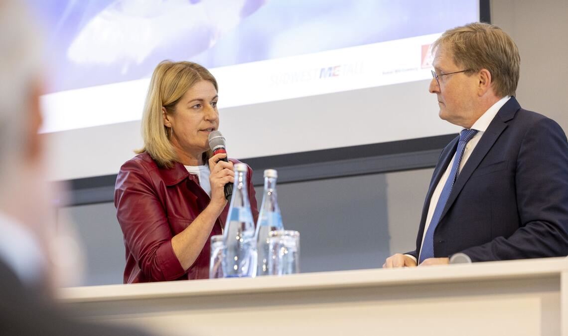 IG-Metall-Bezirksleiterin  Barbara Resch und Südwestmetall-Hauptgeschäftsführer  Oliver Barta versuchen, die Transformationskrise partnerschaftlich zu bewältigen.