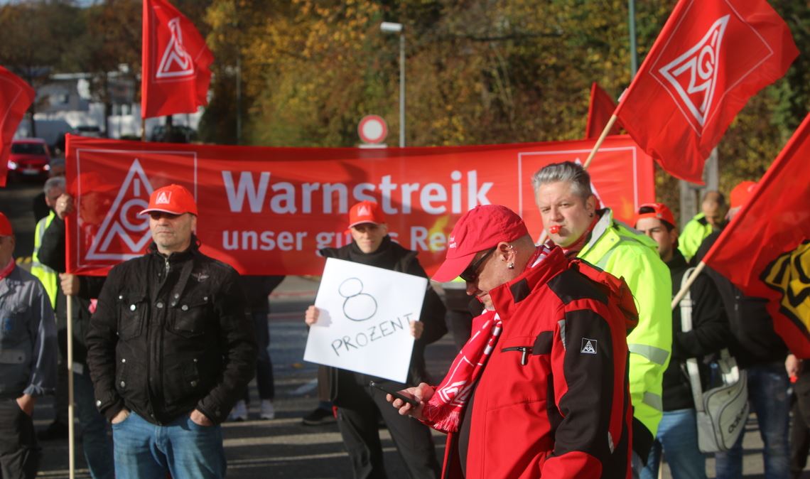 IG Metall macht in Mühlacker vor den Verhandlungen Druck. Fotos: Disselhoff