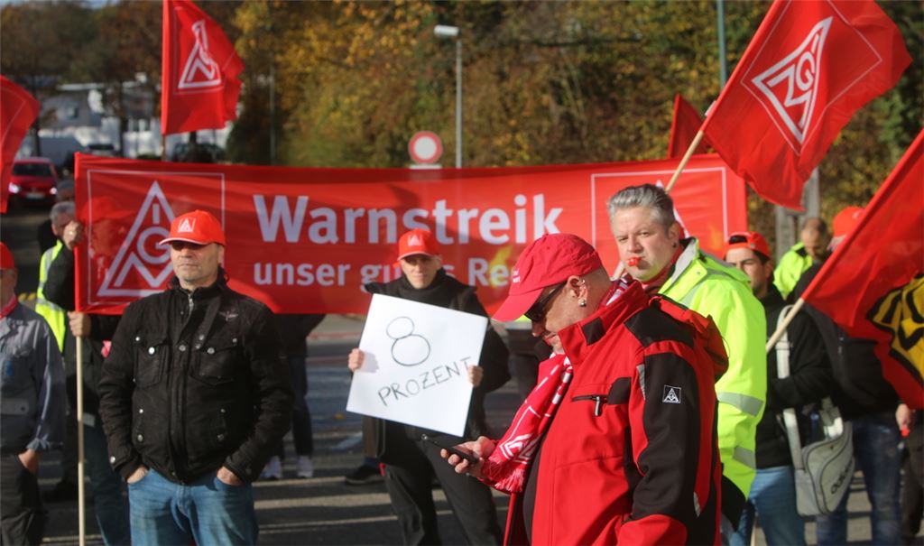 IG Metall macht in Mühlacker vor den Verhandlungen Druck. Fotos: Disselhoff