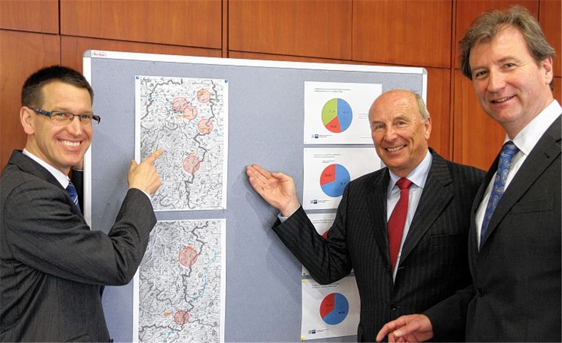 IHK-Geschäftsführer Markus Wexel, Burkhard Thost, Präsident der IHK Nordschwarzwald, und IHK-Hauptgeschäftsführer Martin Keppler (v. li.) zeigen, wo ihrer Meinung nach Entwicklungspotenzial für Gewerbeflächen in der Region ist – vor allem entlang der A8 und im Raum Mühlacker/Illingen zwischen den Bundesstraßen 10 und 35. Foto: Goertz