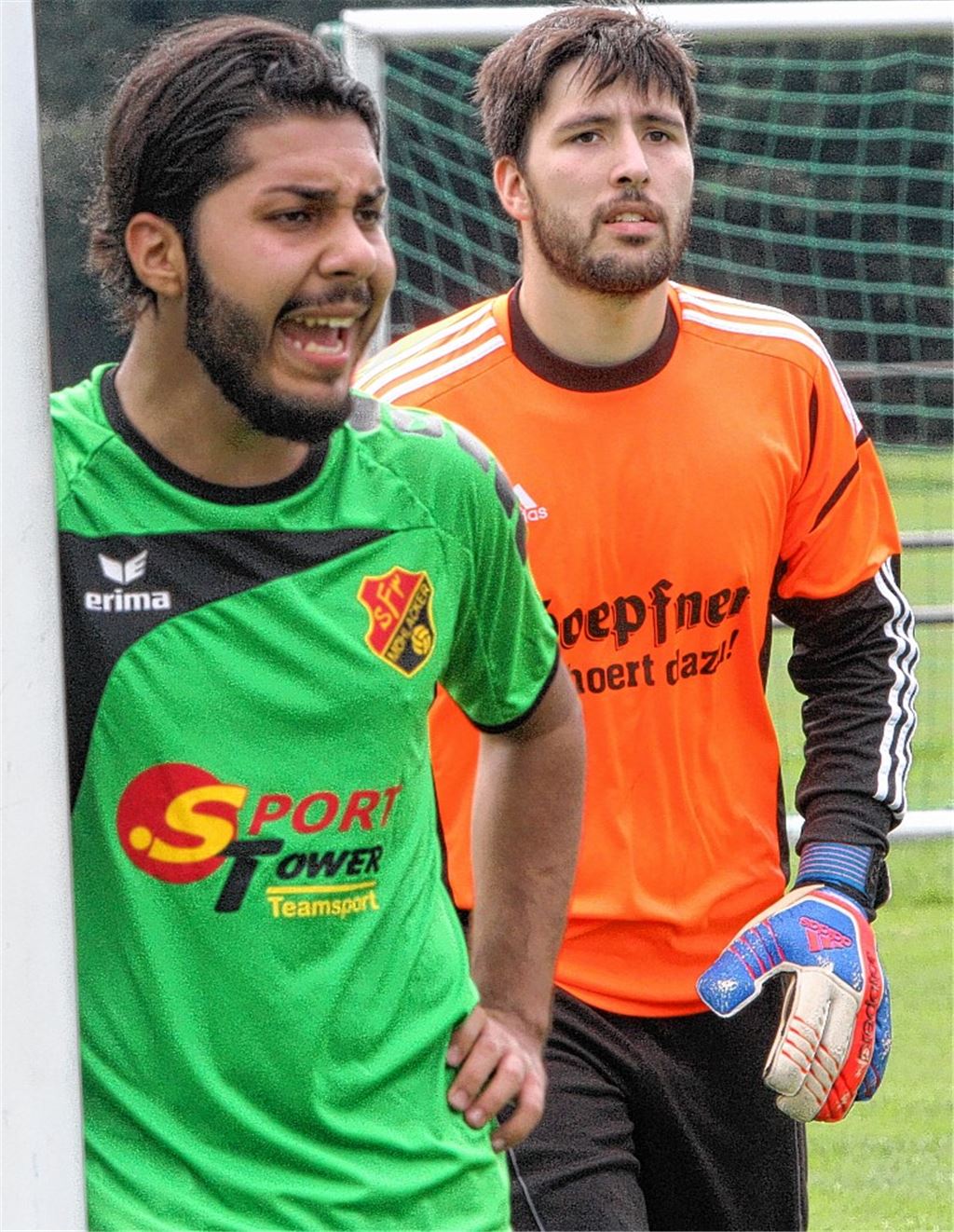 Ibrahim Akkus (linkes Bild, li.) und Dennis Schöffler scheiden mit den Sportfreunden Mühlacker trotz guter Leistung aus. Auch der FV Knittlingen (re. in Rot) präsentiert sich gegen einen zwei Klassen höher spielenden Gegner stark und verliert dennoch mit 1:2. Fotos: Eigner/Fotomoment