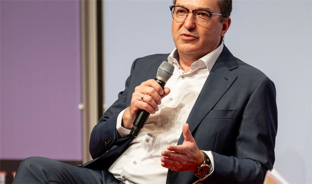 "Ich bin nicht bereit, auf reguläre Aufnahmeverfahren, ich bin nicht bereit, auf Sicherheitsüberprüfungen zu verzichten", sagte Dobrindt.