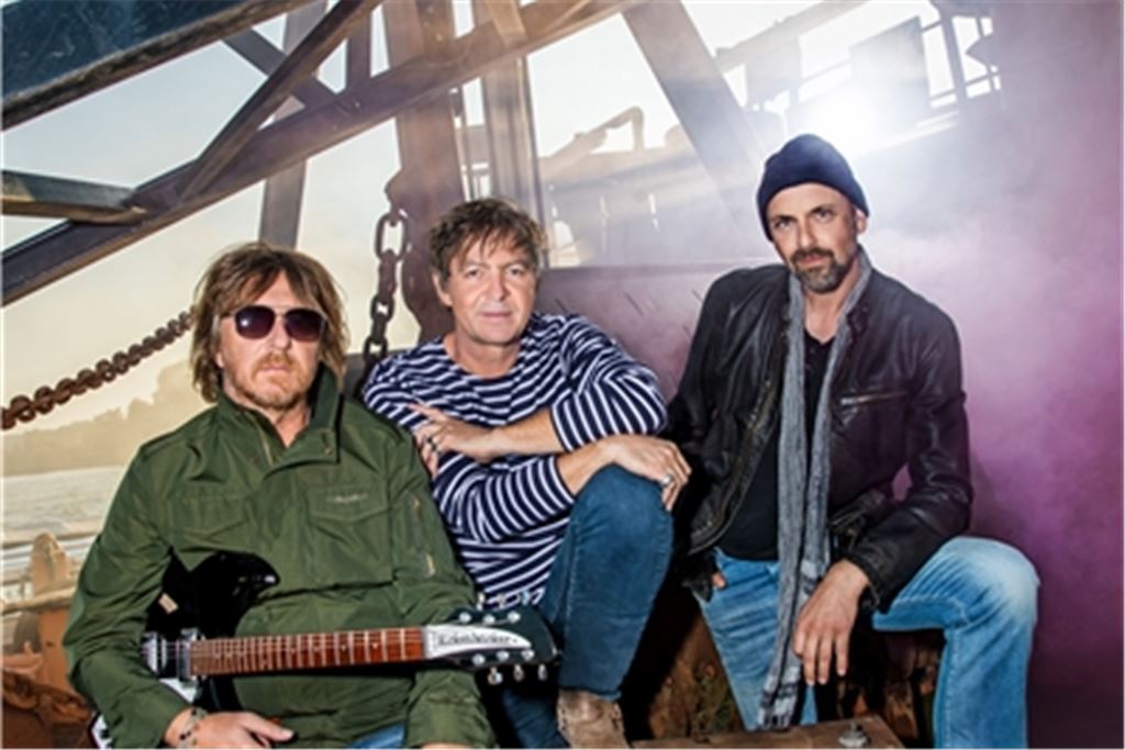 „Ich glaube, die Lieder sind weniger Corona geschuldet als der Tatsache, dass die Welt so ist wie sie ist“, sagt Sänger Peter Freudenthaler (Mitte) über das neue Album. Links im Bild Gitarrist Volker Hinkel, rechts Keyboarder Thorsten Kiefer. Das Foto ist am Hamburger Hafen entstanden. Foto: privat/Tine Acker