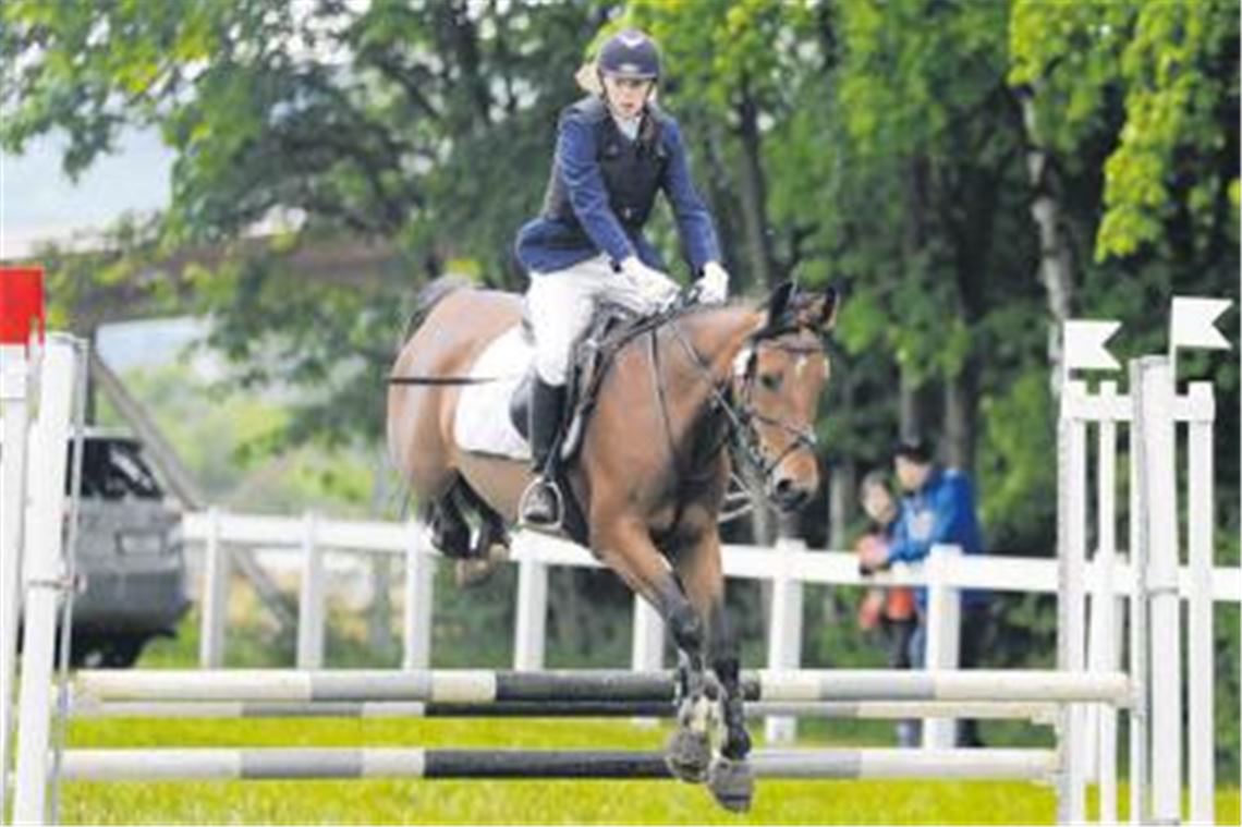 

Ich habe Ehrgeiz, sagt Stefanie Schmid vom TV Mühlacker, die mit ihrer Leistung im Stilspringwettbewerb Klasse E auf Goldika allerdings nicht ganz zufrieden war. Foto: Fotomoment
