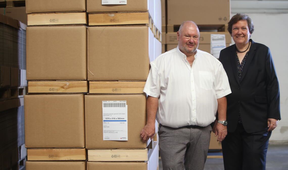 „Ich habe jetzt auch eine Chefin“: Der Illinger Unternehmer Rainer Speidel mit Astrid Voss, Antalis-Managerin für den Bereich Mitteleuropa. Foto: Disselhoff