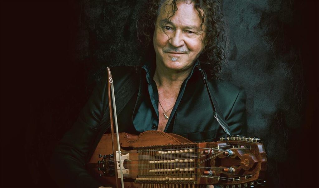 „Ich hatte das Ding umhängen und es war furchtbar“, sagt Thomas Roth über seine ersten Erfahrungen mit der  Nyckelharpa.