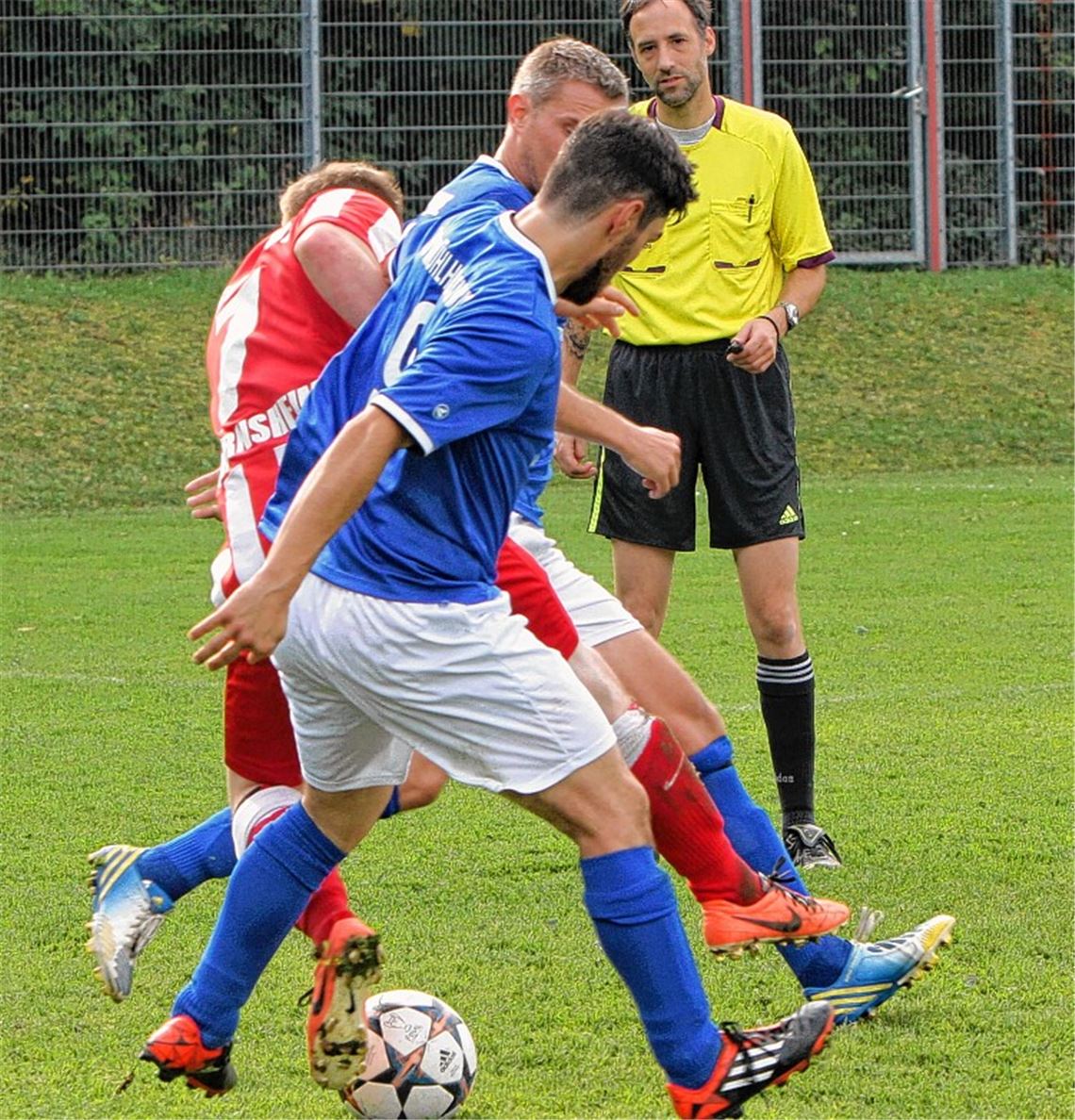 Idealerweise bleibt der Schiedsrichter im Hintergrund, und seine Anwesenheit fällt kaum auf – wie hier in der C-Liga-Partie zwischen TSV Wiernsheim und TSV Mühlhausen vor einigen Wochen. Wenn der Unparteiische allerdings ganz fehlt, gibt es auch kein Fußballspiel.
