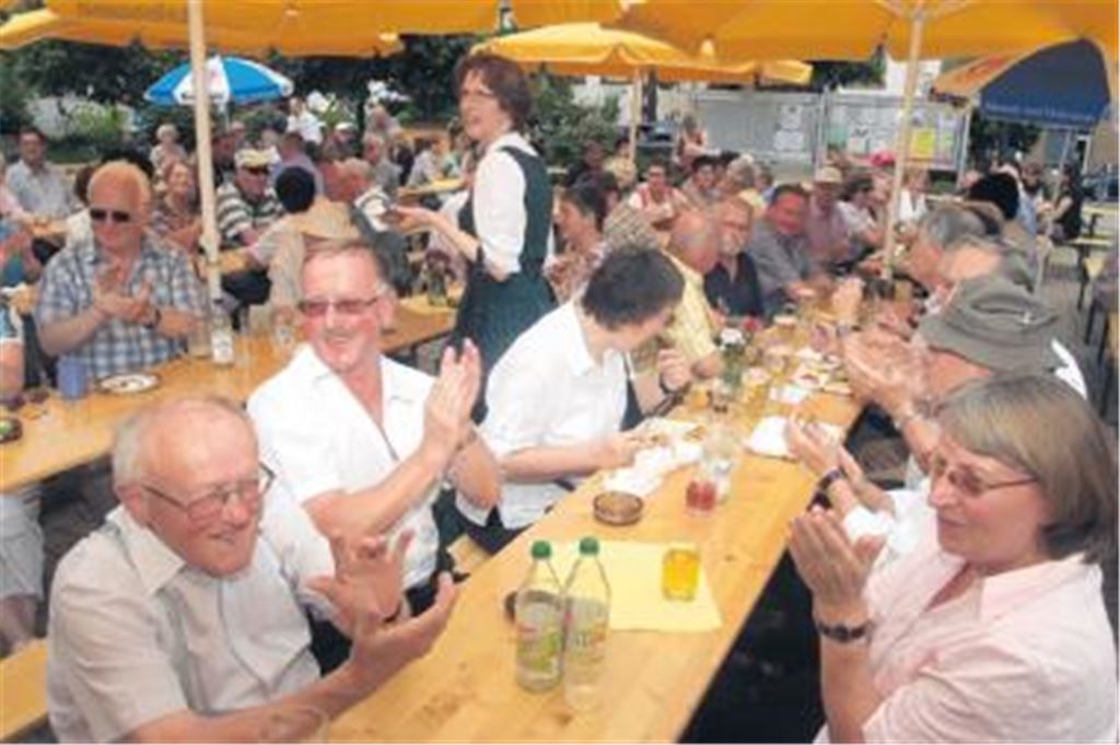 Ideales Festwetter lockt zahleiche Enzberger und auswärtige Besucher zur Hocketse des Musikvereins Enzberg auf den Rathausplatz.Foto: Fotomoment