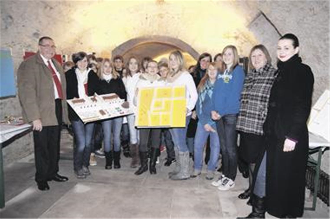 Ideen und Modelle fürs Kindermuseum: Die Klasse 8b des Salzach-Gymnasiums stellt im Gewölbekeller des Frühmesserhauses im Klosterhof ihre Visionen für ein spannendes Klostererlebnis vor. Darüber freuen sich der Leiter der Klosterverwaltung, Peter Braun (li.), sowie Patricia Peschel (re.) vom Amt Staatliche Schlösser und Gärten und Schulleiterin Christine Stamler (2.v.re.). Foto: Disselhoff