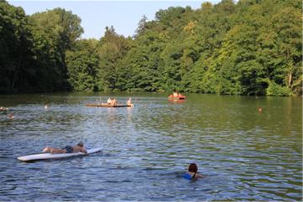 Idylle pur in Maulbronn: Das Naturfreibad Tiefer See lockt schon früh morgens, außerhalb der eigentlichen Öffnungszeiten, die ersten Gäste an. Foto: Recken