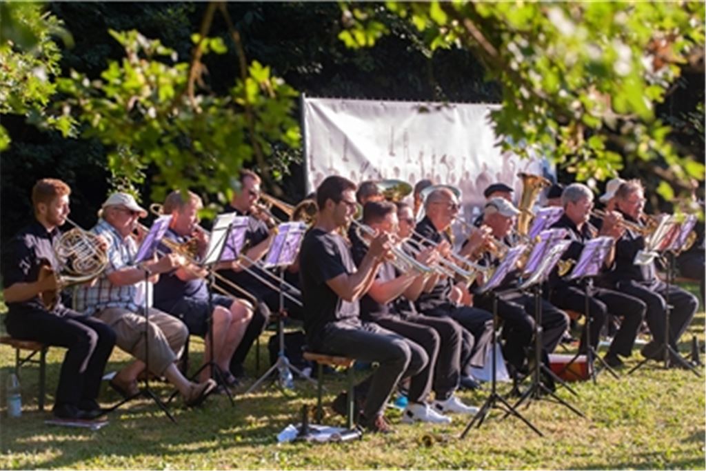 Idyllische Parkatmosphäre bei der Brass Night des Posaunenchors Schmie. Foto: Fotomoment