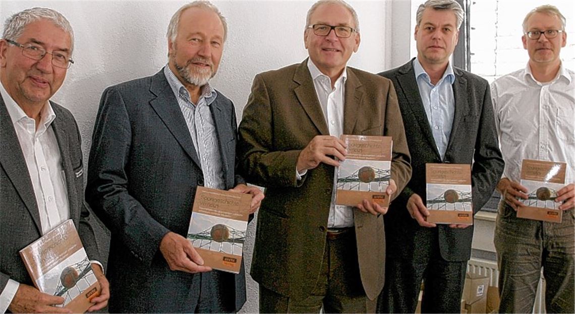 IfSG-Vorsitzender Erich Hägele, DTB-Präsident Rainer Brechtken, DOSB-Generalsekretär Michael Vesper, IfSG-Geschäftsführer Martin Ehlers sowie Christian Becker vom Arete Verlag präsentieren den Tagungsband. Foto: Arnold