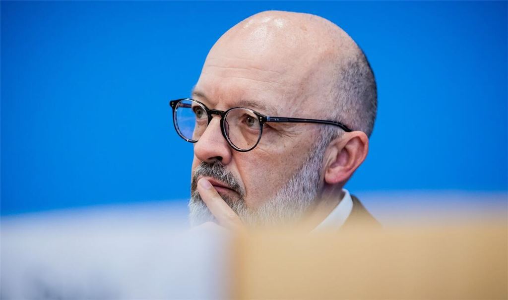 Ifo-Experte Timo Wollmershäuser sieht den konjunkturellen Tiefpunkt durchschritten. (Archivbild)