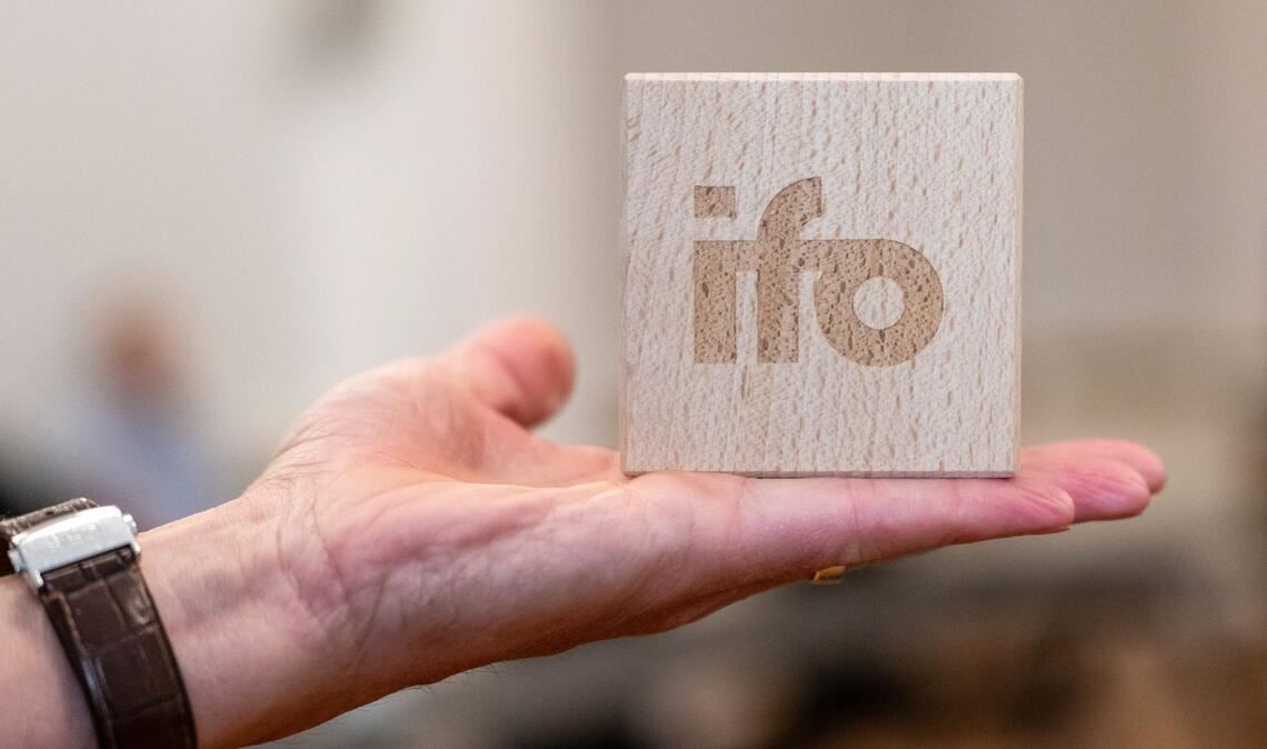 Ifo-Institut in München: Neun von zehn Firmen spüren Folgen des Iran-Kriegs. (Archivbild)