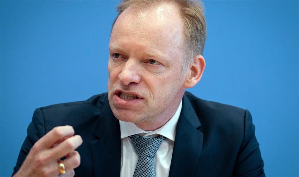 Ifo-Präsident Clemens Fuest hält wenig von einem möglichen Tankrabatt. (Archivbild)