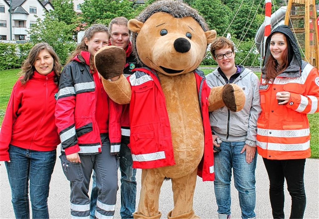 Igel Erwin kommt überall gut an: Das DRK-Maskottchen stattet den Enzgärten einen Besuch ab und wirbt für das Rote Kreuz. Fotos: Schröder
