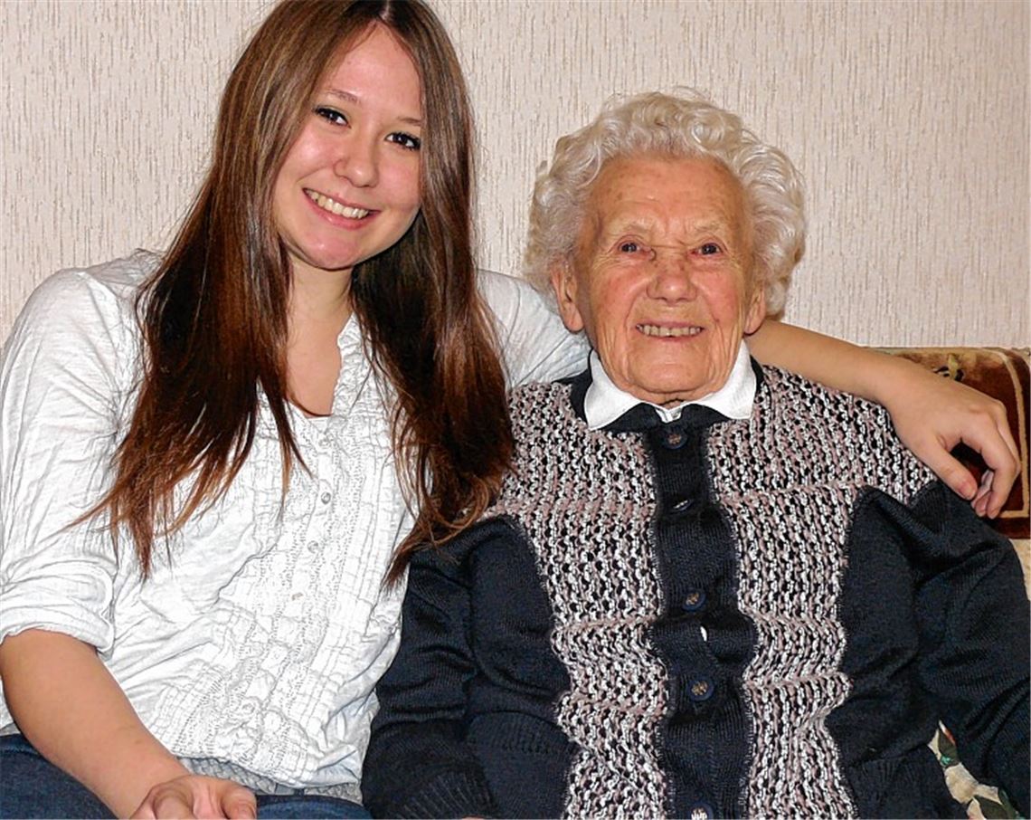 Ihr 100. Wiegenfest begeht heute Frieda Hölzle geborene Schäfer in Bauschlott. Mit ihr freut sich ihre jüngste Enkelin Anika (16), die ihr ganzer Stolz ist, da sie auch in der Gemeinde wohnt. Foto: Dietrich