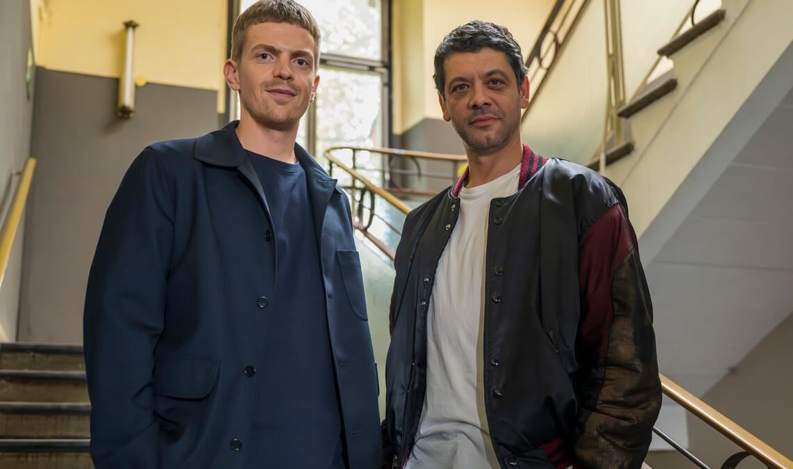 Ihr zweiter gemeinsamer Fall führt Ferdinand Hofer (l) und Carlo Ljubek (r) als "Tatort"-Ermittler auf die Münchner Sicherheitskonferenz. (Archivbild)