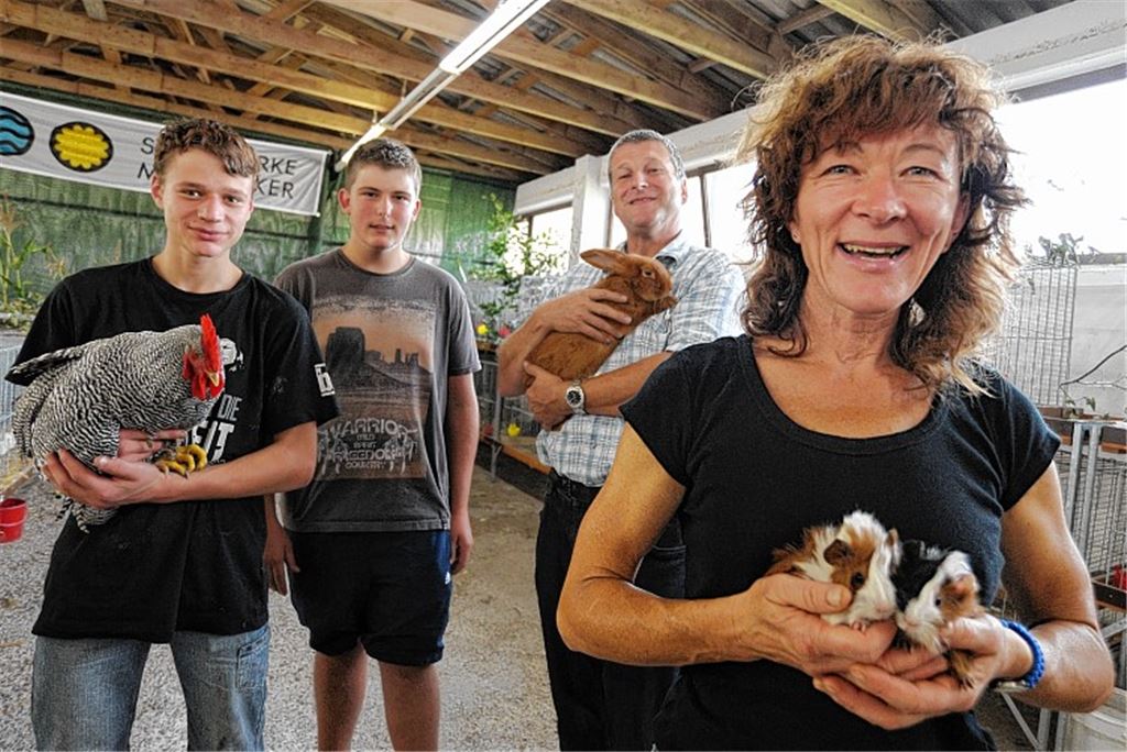 Ihre Jungtiere zeigen Rose Kurfiss, Helmut Wälzel, Tobias Huß und Christian Milchraum (v.li.) bei der Schau in Lomersheim.