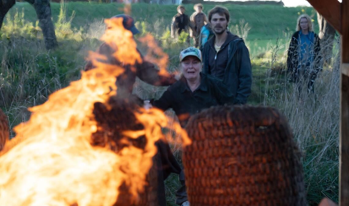 Ihre geliebten Bienen fallen einem Brand zum Opfer: Marlies Feldhusen (Lina Wendel, 2.v.l) ist verzweifelt (mit Henning Flüsloh 2.v.r. und Maria Furtwängler, r.).