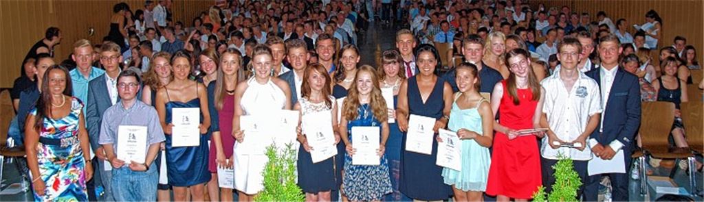 Ihren besonderen schulischen Erfolg können diese Schüler und Schülerinnen feiern. Sie werden von Rektorin Heidi Bopp (li.) mit Lob- und Preisurkunden und mit Sonderpreisen ausgezeichnet. Fotos: Filitz