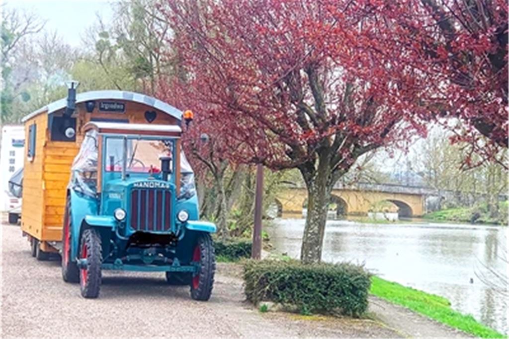 Ihren „neuen“ Hanomag haben die Rüßmanns 2020 gekauft und mitsamt einem zugehörigen Schäferwagen liebevoll renoviert und umgebaut. Wo auch immer das ungewöhnliche Gefährt gerade steht oder fährt: Überall löst es neugierige Blicke, Aufmerksamkeit und viele positive Reaktionen aus. Fotos: privat