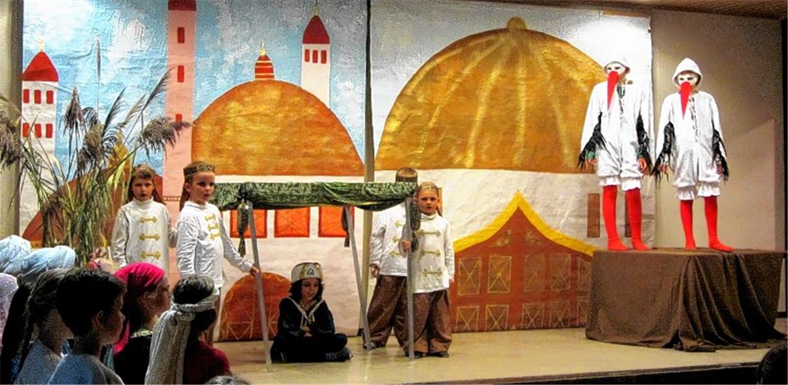 Ihres menschlichen Körpers beraubt, müssen der Kalif Chasid und sein Wesir Mansor mit ansehen, wie ihnen der Thron gestohlen wird.