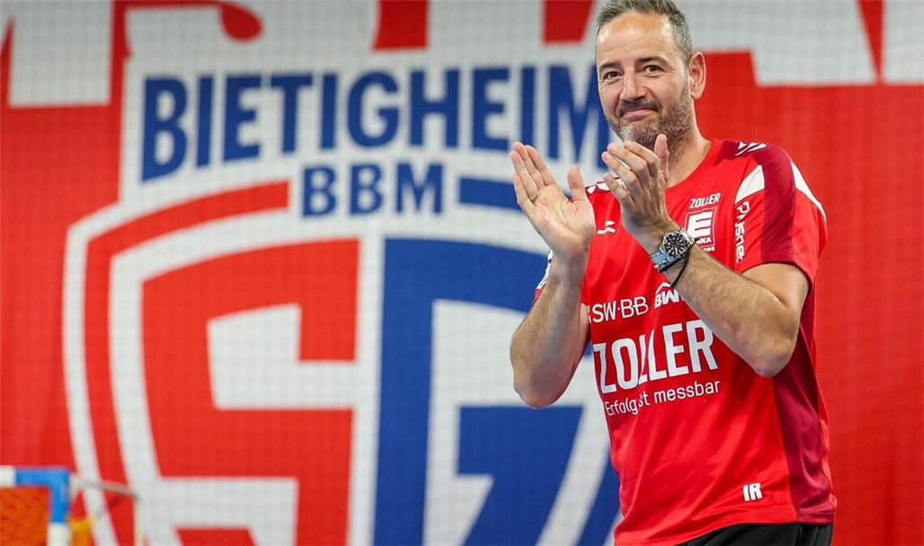 Iker Romero bei der Verabschiedung nach dem letzten Heimspiel der SG BBM Bietigheim.